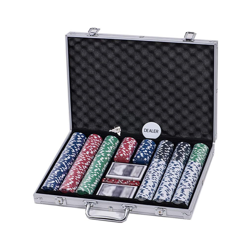 500PSC Heavy Duty Clay Poker -piirit, jotka on asetettu alumiiniruutuun